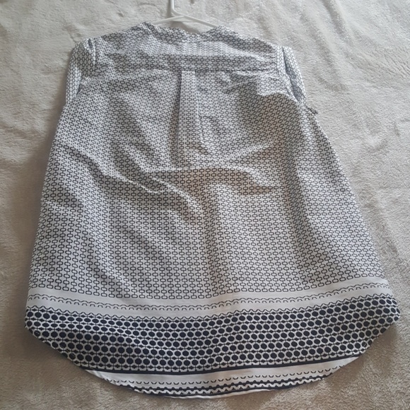 Black and White pattern sleeveless blouse - Picture 2 of 3